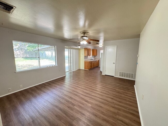 Building Photo - NICE 3 BR HOME W/ EASY ACCESS TO FT. SAM, ...