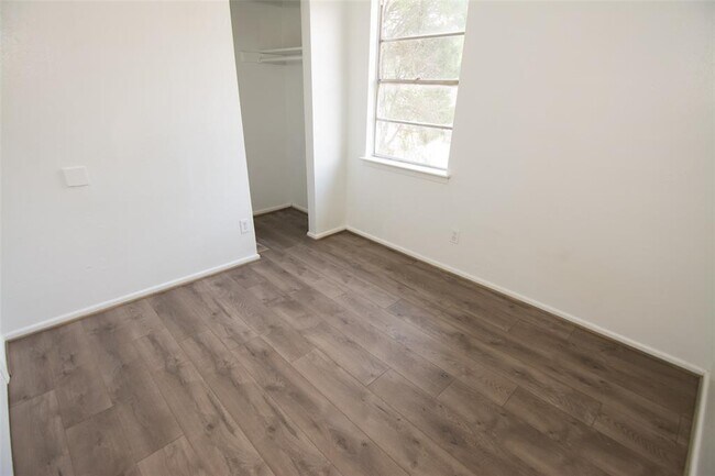 Foto del edificio - 7882 Locksley Rd