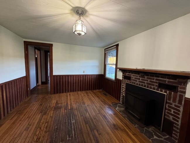Building Photo - Cozy Country Charmer