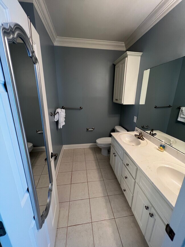 Baño principal - 220 Eascott Pl