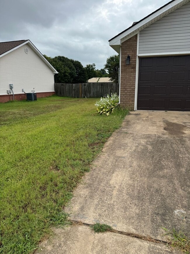 Building Photo - 3/2 In Bay Available now