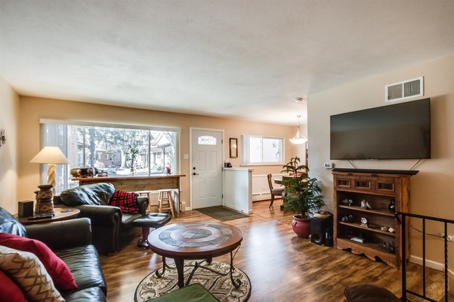 Foto del edificio - 12820 Willow Ln