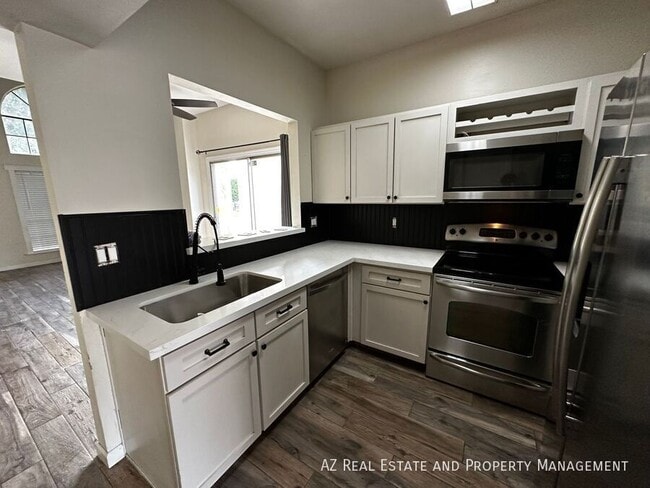 Building Photo - 1126 W Elliot Rd