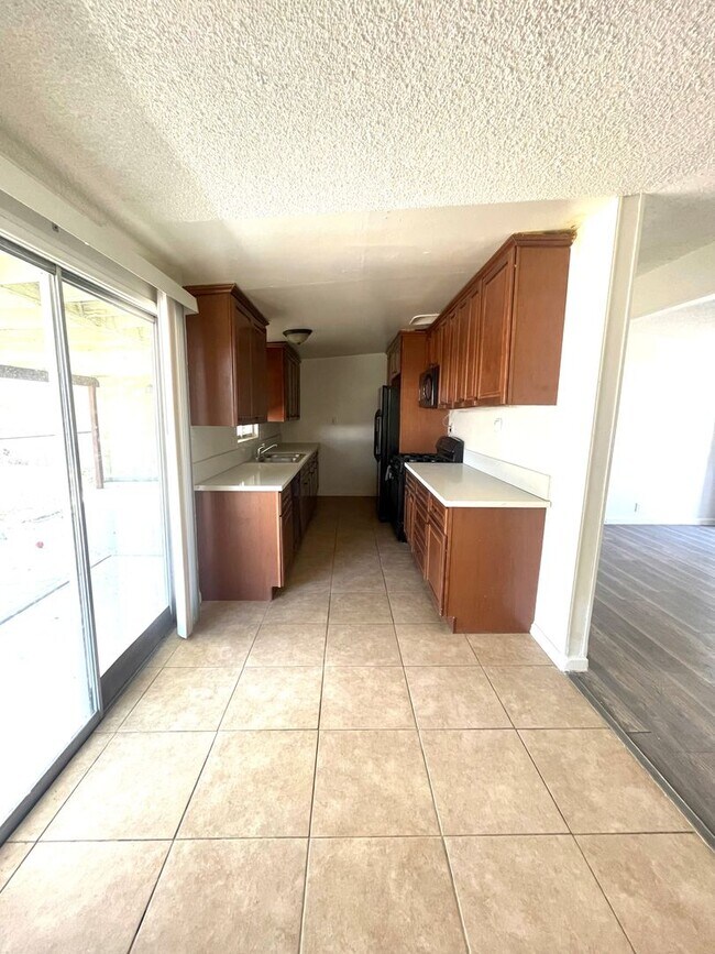 Building Photo - Nice Neighborhood 3 bedroom 1 Bath with 2 ...