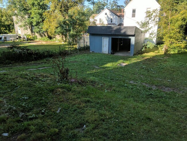 Building Photo - Attractive 6 Bedroom Bungalow - Section 8 OK!