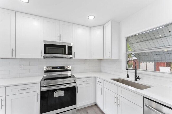 Foto del edificio - 316 NW 6th Ct