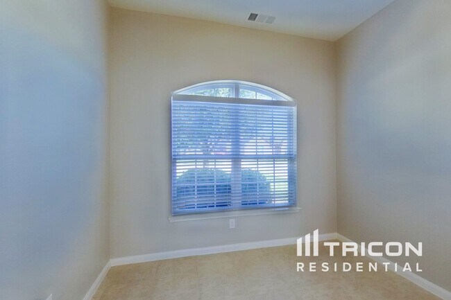 Foto del edificio - 616 Meadow Springs Dr