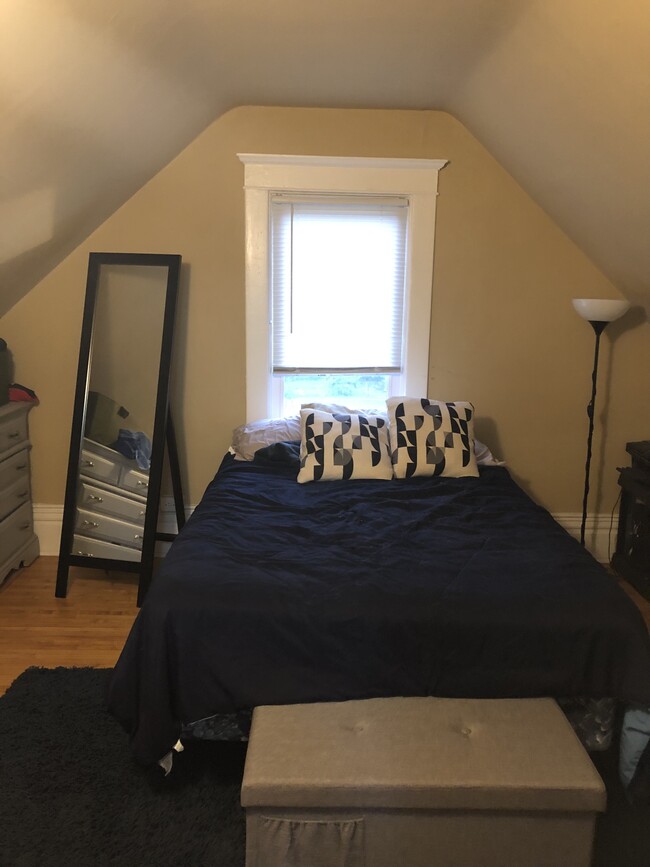 Guest bedroom - 796 Howell St N