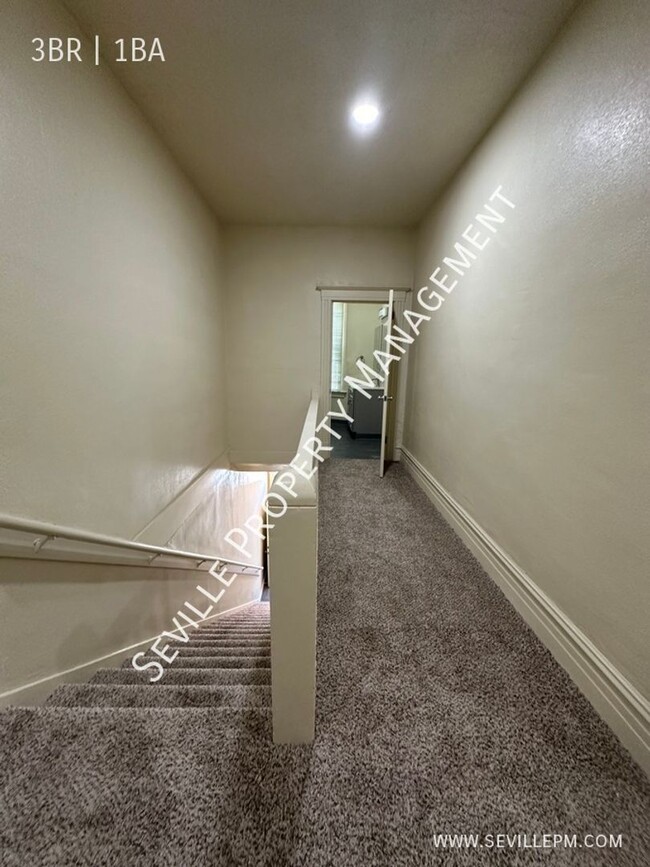 Foto del edificio - TOTALLY REMODELED 3BR / 1BA Upstairs Apart...