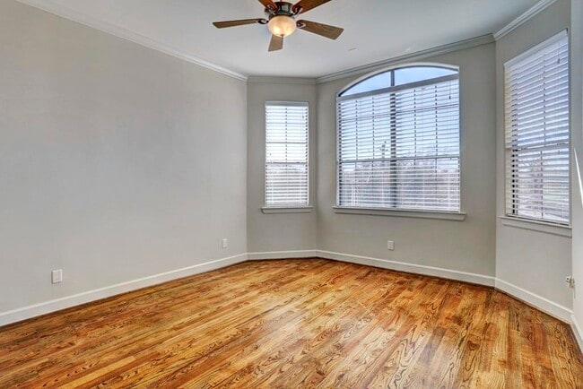 Building Photo - 2417 Commonwealth St