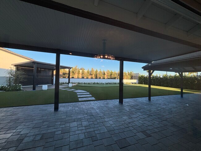 Foto del edificio - 2551 Stetson Dr