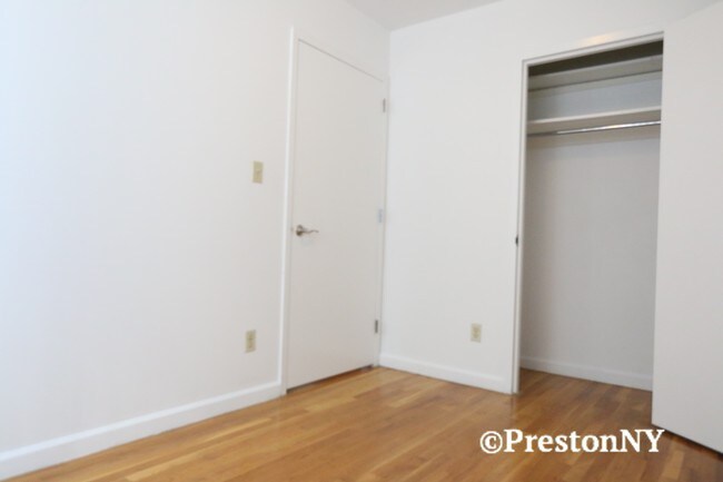 Foto del edificio - 229 E 13th St