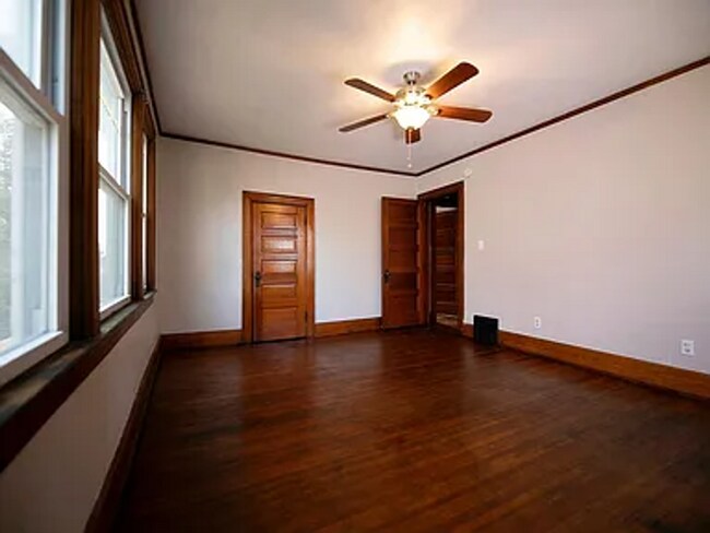 Building Photo - 910 S 25th St