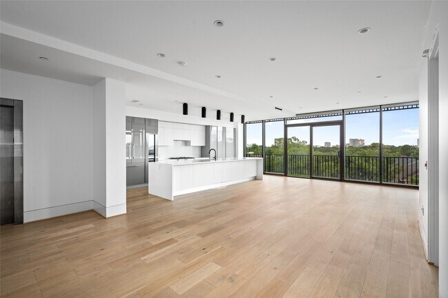 Building Photo - 2406 Tangley St