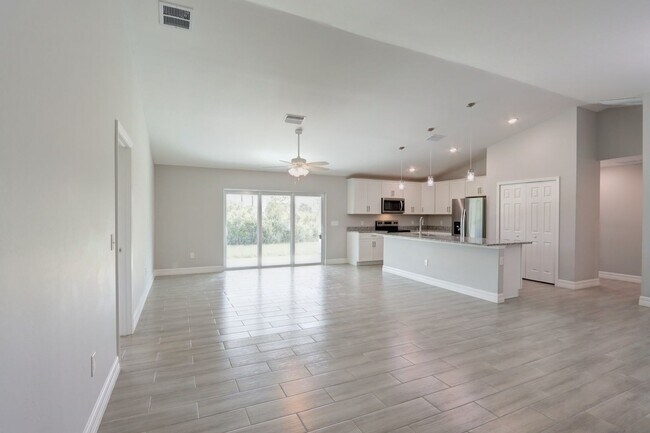 Foto del edificio - MUST SEE-CUSTOM BUILT-LARGE NEWER CONSTRUT...