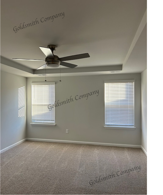 Building Photo - "Spacious 4-Bed Townhouse in Greenville wi...