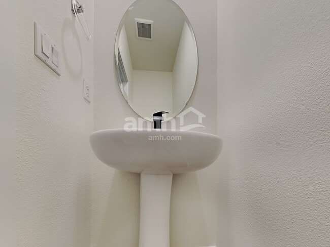 Building Photo - 1306 W 16th Ave