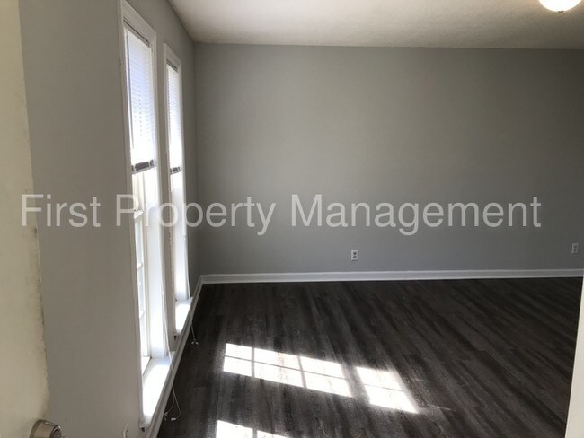 Building Photo - Beautiful Remodeled Duplex