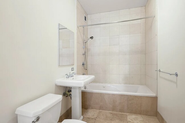 Foto del edificio - 65 W 13th St