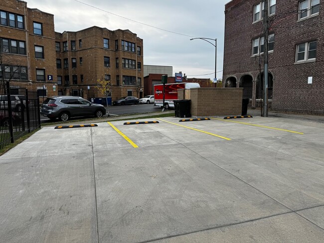 Foto del edificio - 7428 N Rogers Ave