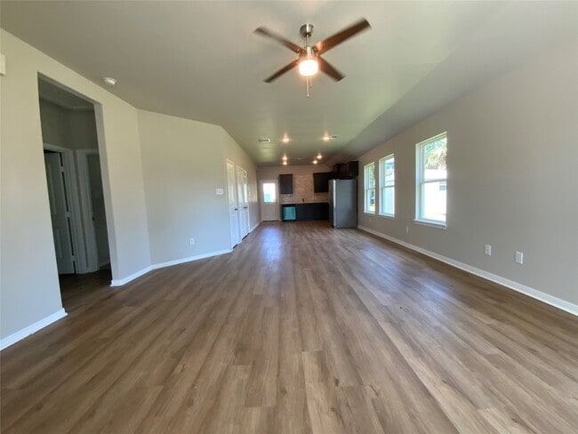 Building Photo - 619 W Bayshore Dr