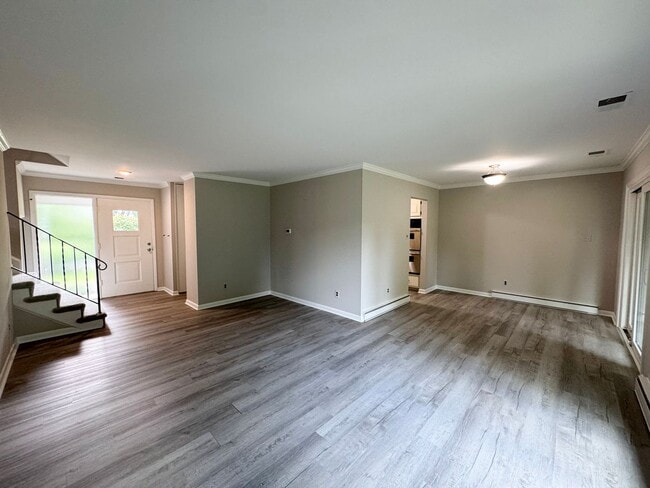 Building Photo - Gorgeous 4 Bed 2 Bath Home On Large Privat...
