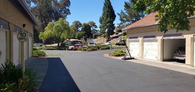 Building Photo - Gorgeous 2 Bed 2 Bath Condo in Hercules!! ...