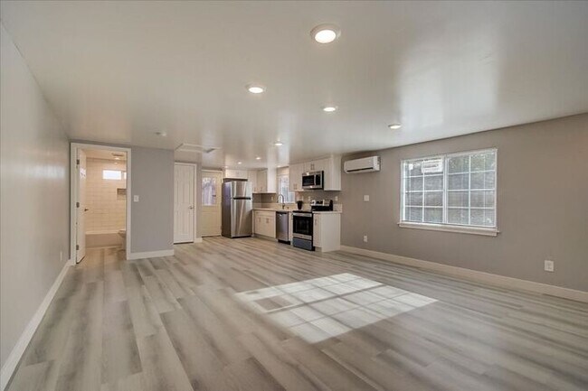 Foto del edificio - Studio w/ In-Unit W/D + Quartz Kitchen in Sacramento