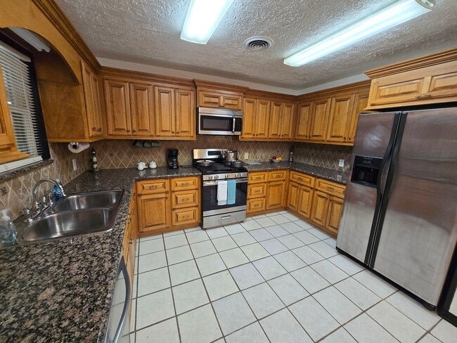 Building Photo - 404 Crescent Dr