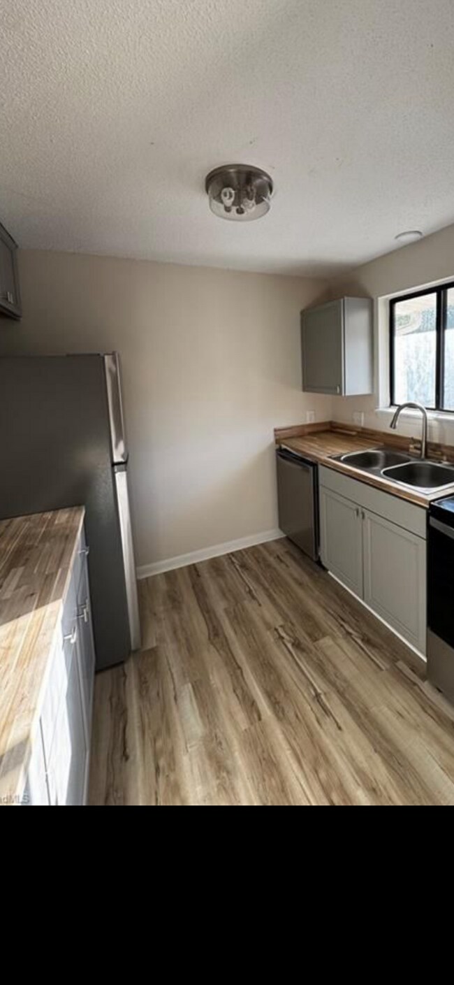Foto del edificio - 148 Turnwood Ln
