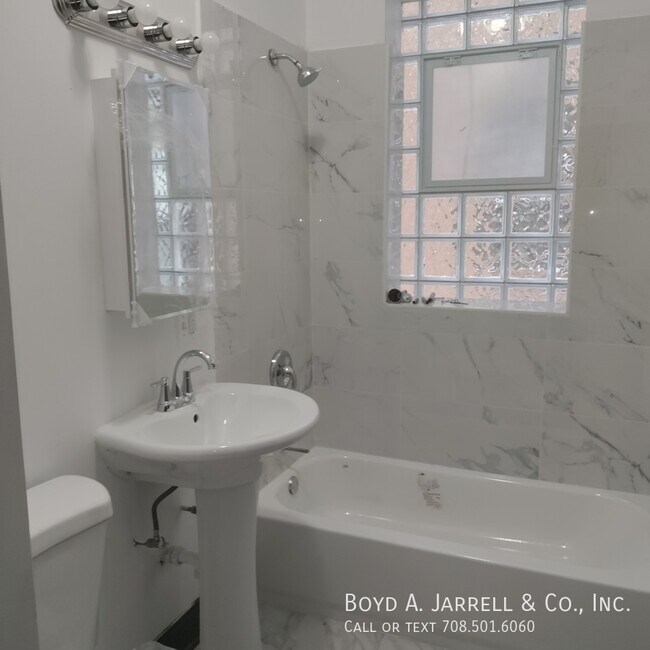 Foto del edificio - 5706 S Michigan Ave