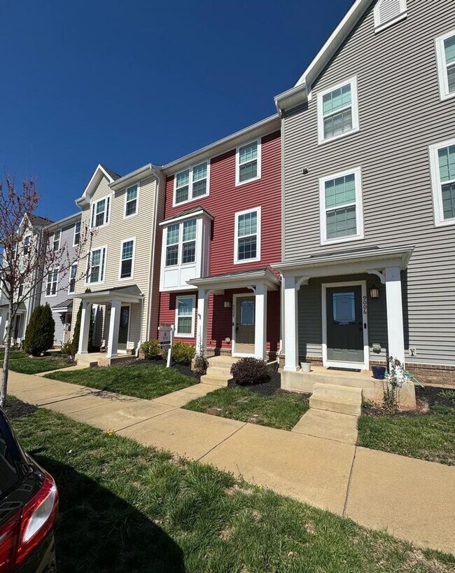 Building Photo - Great Location for This Newer Townhome