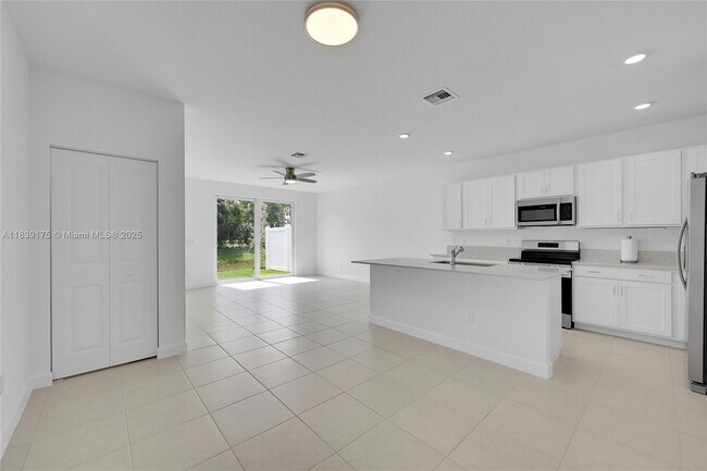 Building Photo - 4548 Hollister Ave