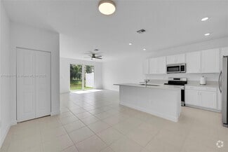 Building Photo - 4548 Hollister Ave