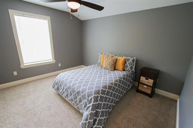 Building Photo - Spacious home located minutes from everyth...
