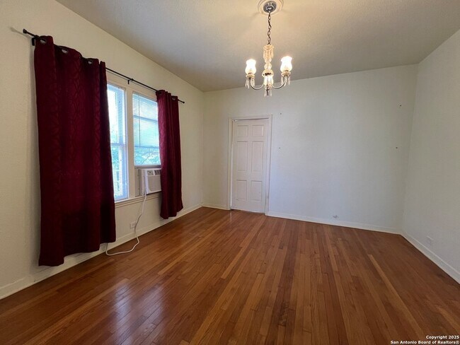 Foto del edificio - 249 E Lullwood Ave