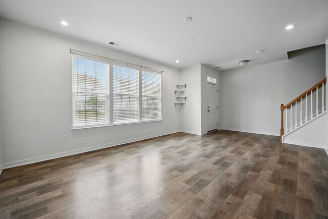 Building Photo - Stunning Modern and Spacious Townhouse!