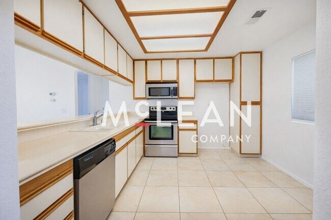 Foto del edificio - Beautiful Dual Primary Suite 2-Bedroom Condo in the Desert Princess Community