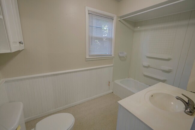 Full Bath - 3945 Van Nest Ave
