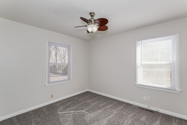 Building Photo - 3 Bedroom near Gordon Parks - Section 8 We...