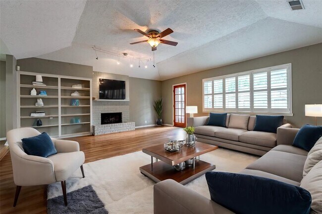 Building Photo - 16434 Brookvilla Dr