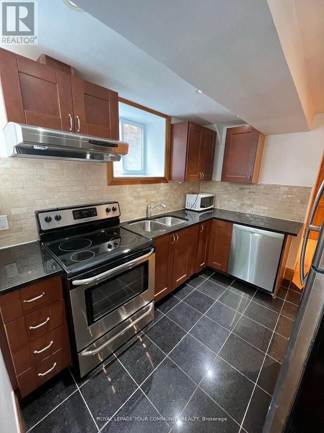 Building Photo - 179 St Clair Ave E