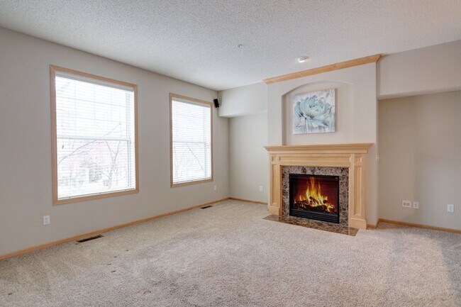 Building Photo - Beautiful 3 Bedroom Townhome for Rent in E...