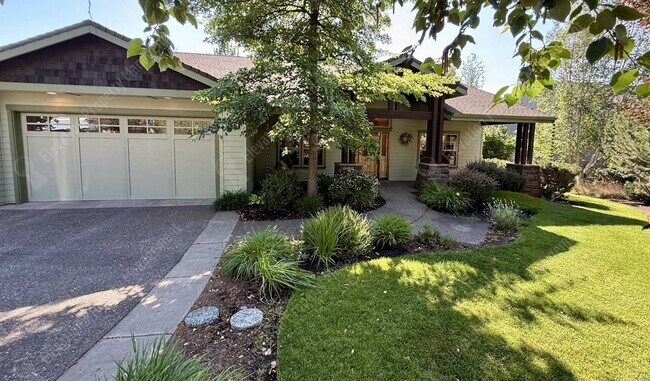 Foto del edificio - Gorgeous 3 BR home with chef's kitchen in quiet SE Bend location
