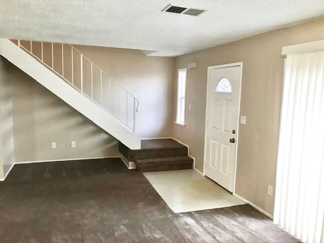 Foto del edificio - 3 Bed 1.5 Bath Townhouse in Antioch -- COM...