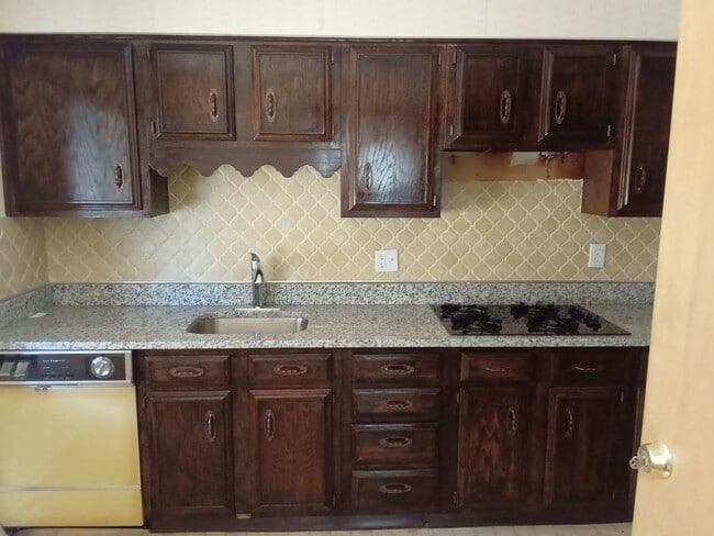 Foto del edificio - Spacious Lakeshore Living – 3-Bedroom Duplex with Charm & Convenience