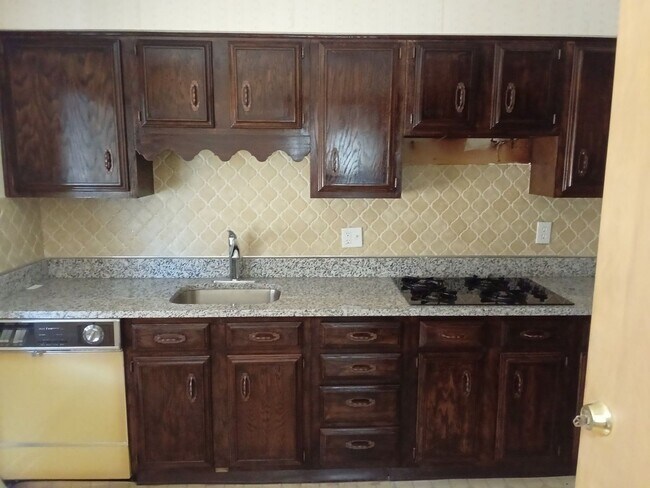 Building Photo - Spacious Lakeshore Living – 3-Bedroom Duplex with Charm & Convenience