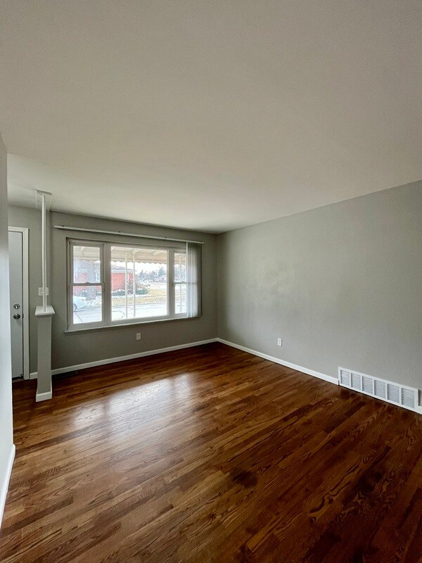 Building Photo - 14371 Trenton Rd