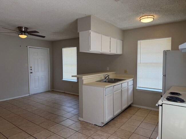 Building Photo - 2 Bedroom Duplex