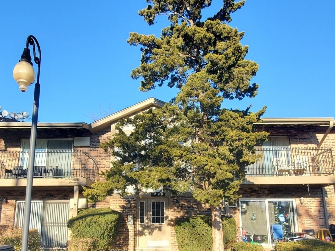 9S020 Frontage Rd Unit 26B108, Willowbrook, IL 60527 Condo for Rent